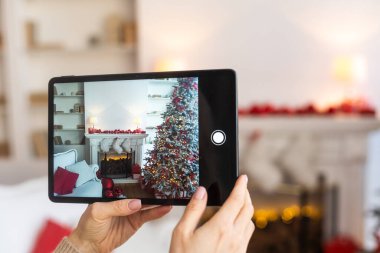 Noel Çiçeği Fotoğrafı Çeken Kadın