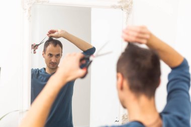 genç adam kendini kapalı saç kesimini portresi