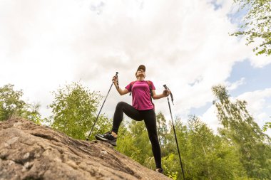 Sırt çantalı kadın. Dağdaki manzaranın tadını çıkar..