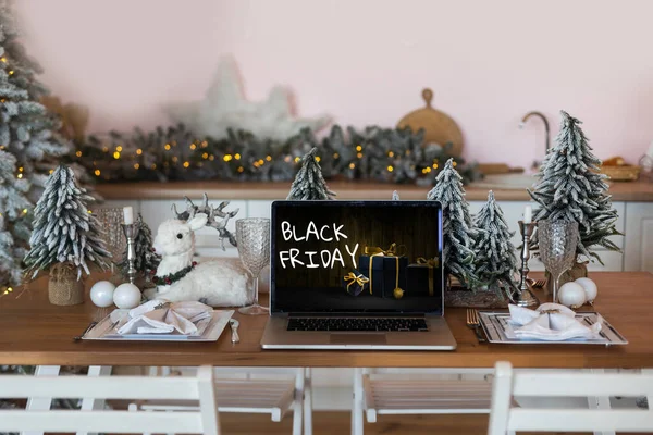 Black Friday Shopping Concept Geschreven Laptops Zwart Scherm Tegen Wazig — Stockfoto