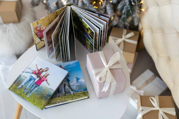 Egy Fotóalbum Közel Karácsonyfa Ajándékba — Stock Fotó