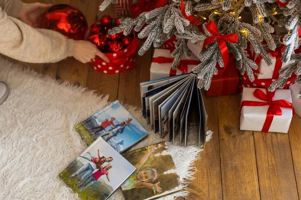 Álbum Libros Fotos Bajo Árbol Navidad Rodeado Regalos Navidad — Foto de Stock