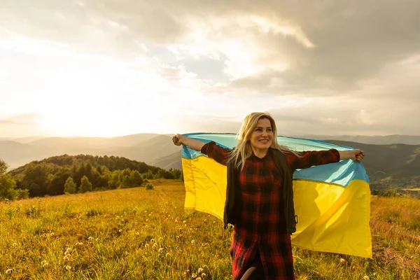 Young Woman Hiking Carpathian Mountains — Zdjęcie stockowe