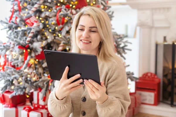 Mulher Com Tablet Fundo Uma Árvore Natal — Fotografia de Stock