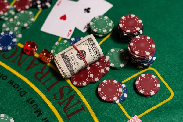 ポーカー布 カードのデッキ ポーカーハンドとチップ — ストック写真