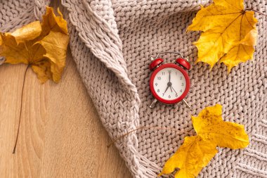 Saat alarmı, eşarp ve mermer arka planda sonbahar akçaağaç yaprakları. Sonbahar kompozisyonu. Sonbahar mevsimi konsepti.