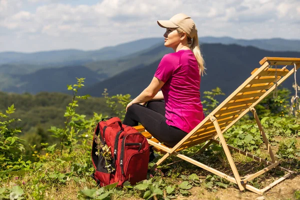 Woman Backpacker Enjoy View Mountain — Stock Photo, Image