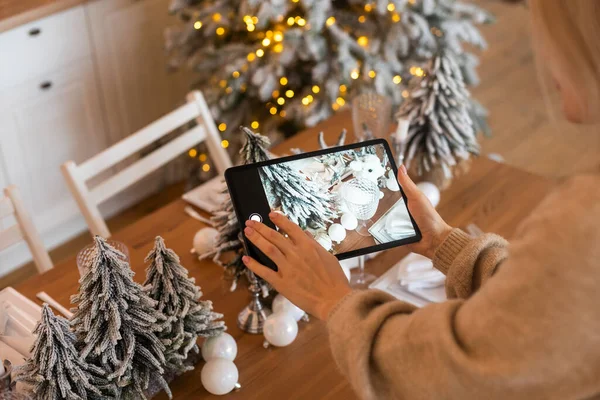 Mulher Decora Casa Com Tablet Natal — Fotografia de Stock