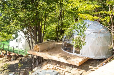 Küresel glamping kubbesi dışında. Hemisferik yapı kafes kabuğu jeodezik çokyüzlü. Kamp evi otel parti çadırı