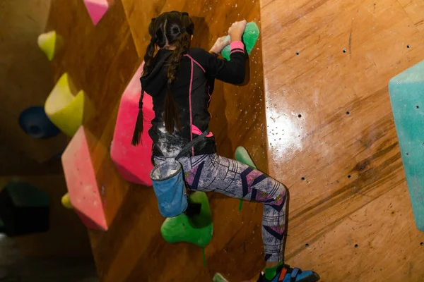 Chemise Junior Climber Girl Suspendue Aux Prises Sur Mur Escalade — Photo