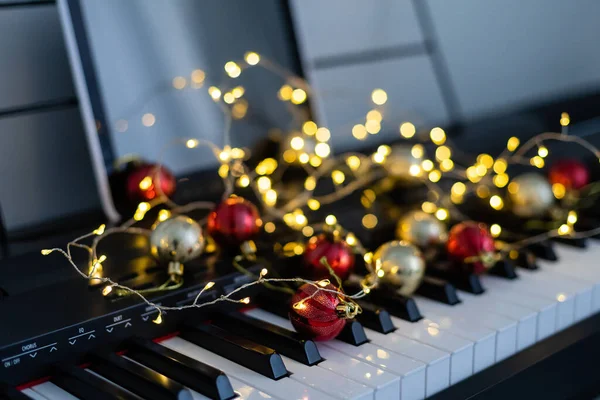 Klaviertastatur Mit Weihnachtsgirlanden Nahaufnahme — Stockfoto