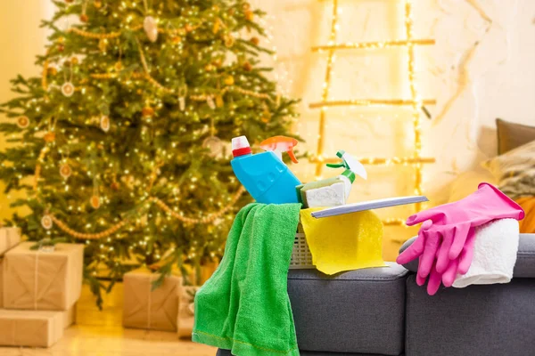 クリスマス前に掃除 多色のクリーニング用品 背景にお祝いの装飾が施されたスポンジ スプレー — ストック写真
