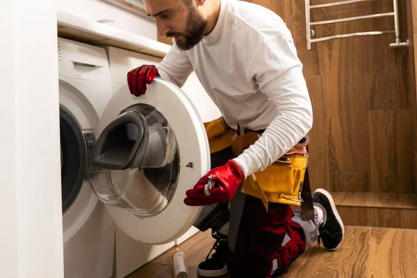 Usta Bozuk Çamaşır Makinesini Tamir Ediyor — Stok fotoğraf