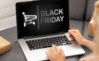 İnternet alışveriş konsepti. Kara Cuma teklifleri sunan bir adamın yakın plan görüntüsü. Tüm ekran grafikleri uydurmadır. Yüksek kalite fotoğraf