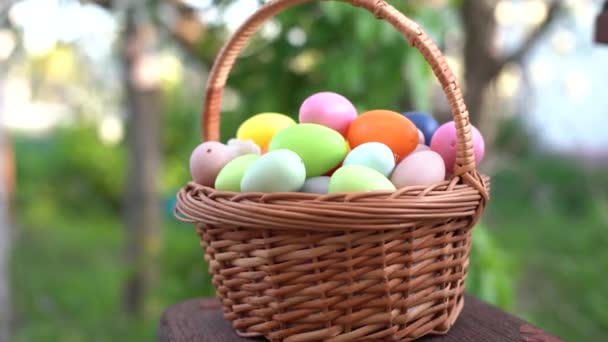 Βαμμένα Πασχαλινά Αυγά Καλάθι Στο Γρασίδι Παραδοσιακή Διακόσμηση Στο Φως — Αρχείο Βίντεο