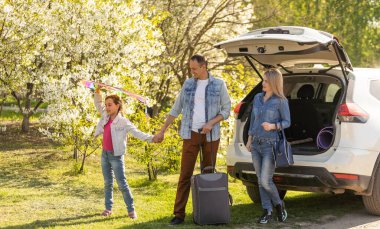 Seyahat arabası ve kamp bagajı dolu bagajda. Gezgin şehvetli eşyalar. Açık hava, maceralar ve seyahat cipi. Konsept yapmaya hazırız. Klasik hipster tonu. Kamp gezisi.