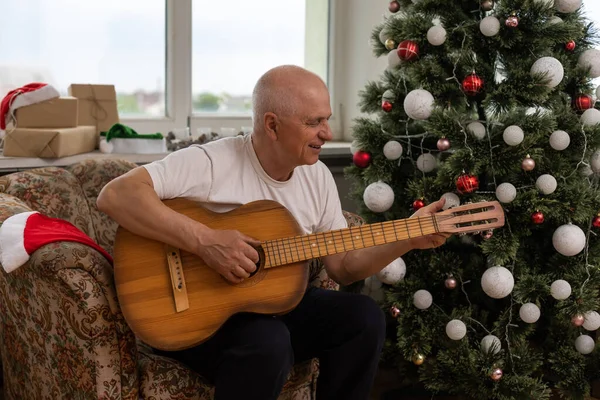 Velho Com Uma Guitarra Natal — Fotografia de Stock