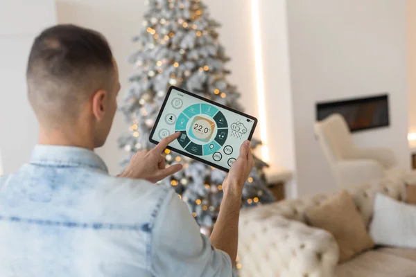 Muž Drží Tablet Aplikací Smart Home Obrazovce Vánocích — Stock fotografie