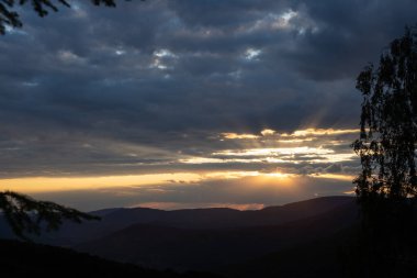 Dağlarda gün batımı, yaz manzarası.