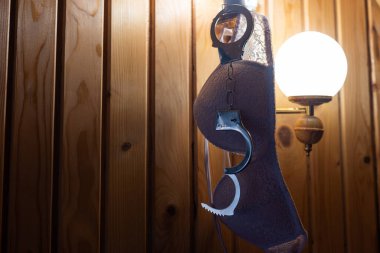 Seks oyunları ve sutyen için kelepçe. Cinsel bdsm oyuncağı. Fetiş, erotik konsept