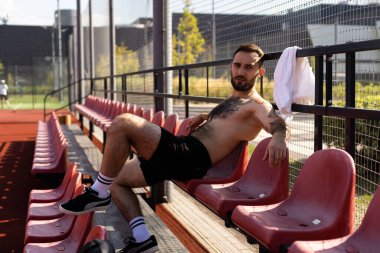 Genç sporcu antrenmandan sonra biraz ara ver. Fitness, spor ve yaşam tarzı konsepti.