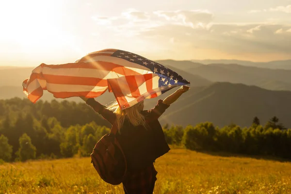 Młoda Szczęśliwa Amerykańska Kobieta Długimi Włosami Machająca Wietrze Flagą Usa — Zdjęcie stockowe