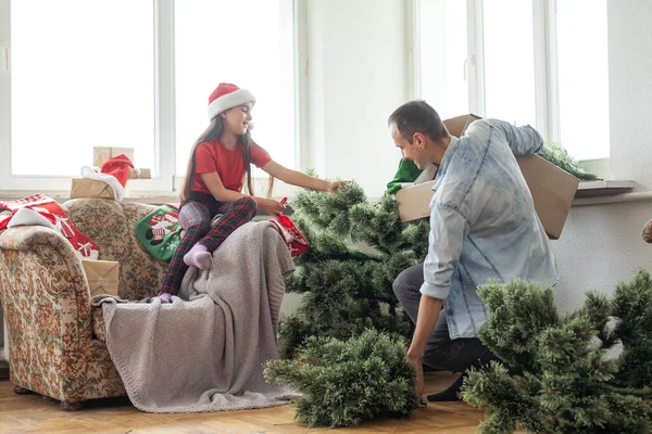 Padre Figlia Installano Albero Natale Artificiale — Foto Stock