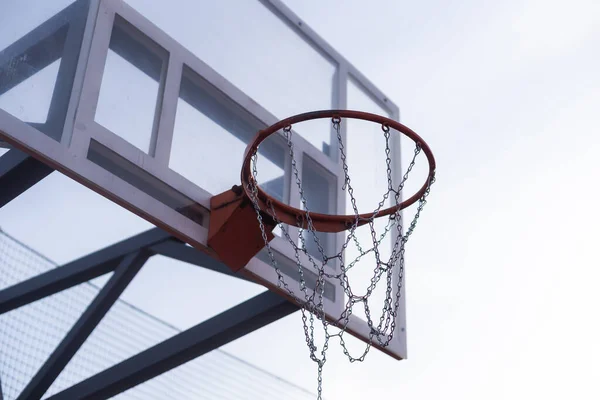 Открытый Баскетбол Перед Голубым Небом Баскетбольный Обруч Кольцо Оранжевый Полюс — стоковое фото