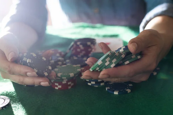 女性の手シャッフルカード チップやカードでテーブルの上でポーカーをプレイの概念 ギャンブルの概念 今を楽しむ — ストック写真