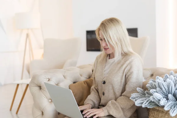 Gelukkig Jonge Vrouw Die Laptop Voor Kerstboom Werkt — Stockfoto
