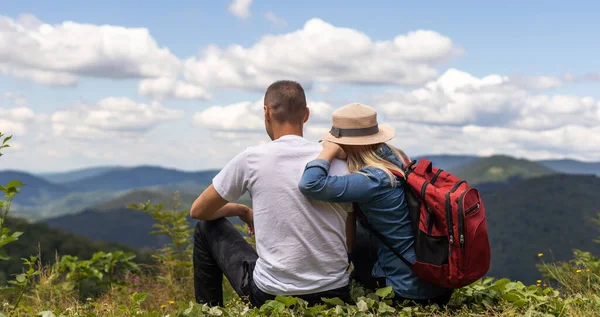 Hikers Backpacks Relaxing Top Mountain Enjoying View — Φωτογραφία Αρχείου