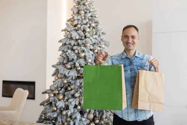 Чоловік Тримає Посилки Різдво — стокове фото
