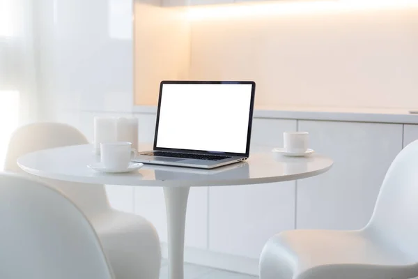Laptop Pustym Ekranem Białym Stole Wnętrze Domu Lub Biura — Zdjęcie stockowe