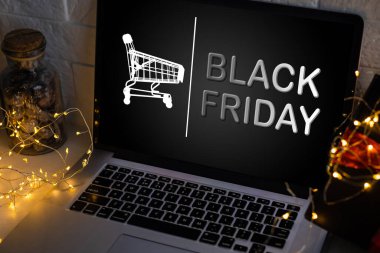 Kredi kartı kullanan bir kadın evde dizüstü bilgisayar kullanıyor, yakın plan. Kara Cuma indirimi. Yüksek kalite fotoğraf