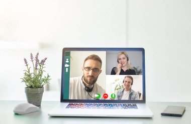Beyaz masada fareli ve akıllı telefonlu boş ekranlı dizüstü bilgisayar. İç mekan ya da ofis geçmişi