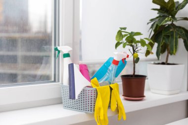 Odada temizlik deterjanı var..