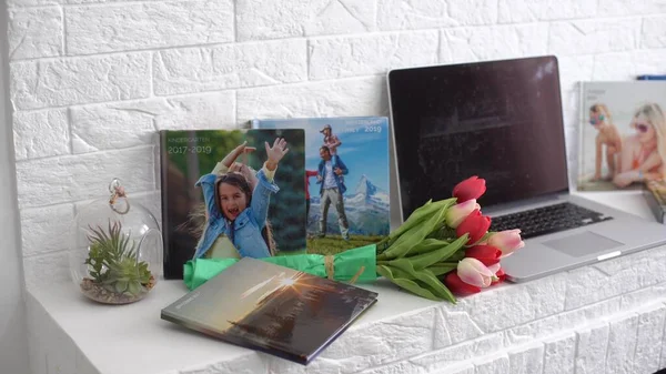 Laptop Prateleira Branca Com Flores Tulipas Livro Fotos — Fotografia de Stock