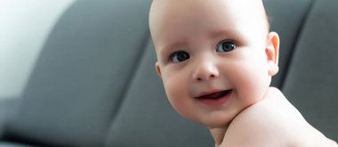 Bebek çocuk beyaz güneşli yatak odasında. Yeni doğan çocuk yatakta rahatlatıcı. Genç çocuklar için kreş.