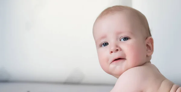 Piccolo Bambino Con Gli Occhi Azzurri Capelli Biondi — Foto Stock
