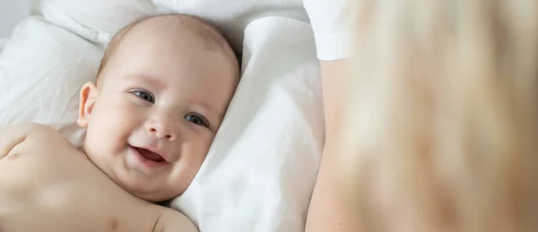 Anne Çocuk Beyaz Bir Yatakta Anne Bebek Bezli Çocuk Yatak — Stok fotoğraf