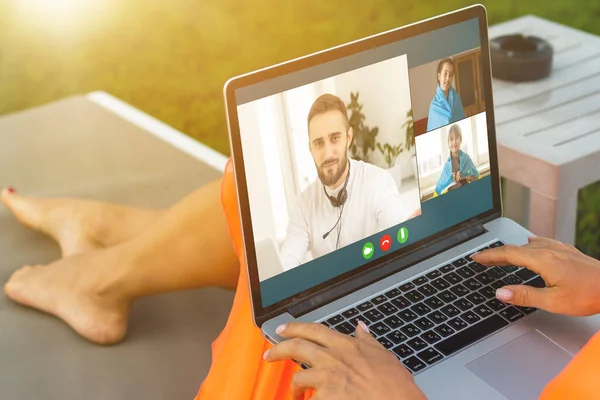 노트북을 동료들의 온라인 컨퍼런스입니다 비디오는 훈련을 합니다 교육적 웹캠은 사람들 — 스톡 사진