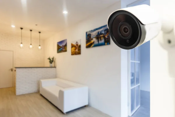 Evinde Güvenlik Kamerası Olan Modern Boş Oturma Odasının Içi — Stok fotoğraf