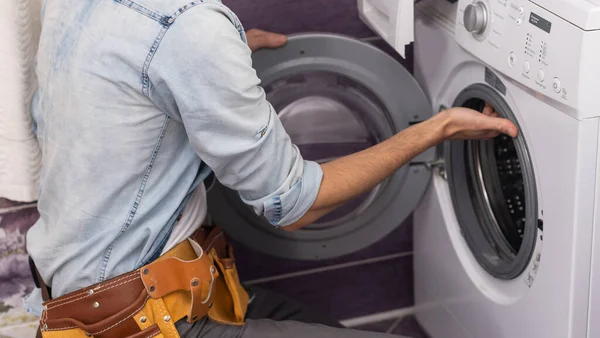 Homem Repara Uma Máquina Lavar Roupa — Fotografia de Stock
