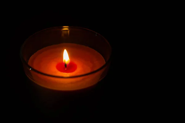 Közelkép Egy Nőről Amint Meggyújtja Gyertyát Egy Gyufával Sötétben Megég — Stock Fotó