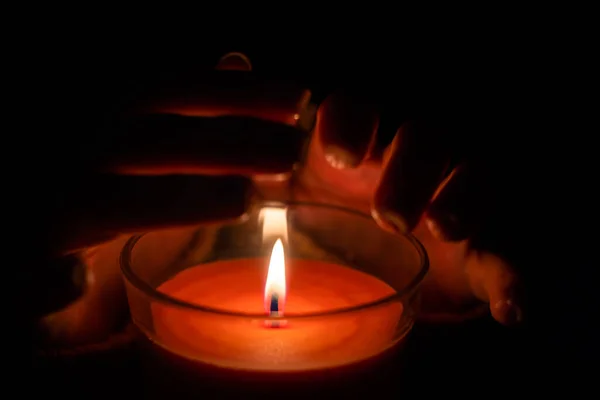 Die Kerze Wird Einem Glas Entzündet Das Von Einer Schönen — Stockfoto