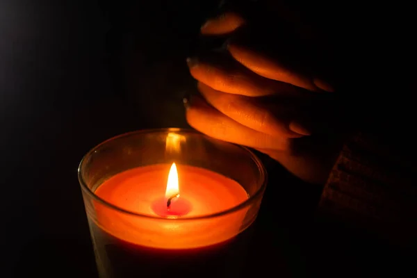 自宅で暗い夜に女性の手の照明ろうそくの閉鎖 — ストック写真