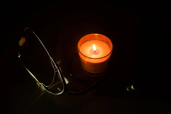 Brinnande Ljus Med Stetoskop — Stockfoto