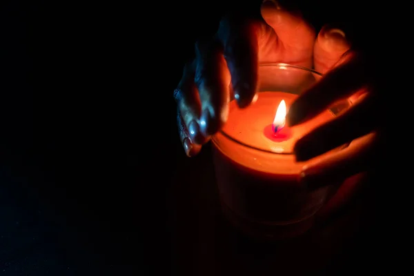 Свічка Запалюється Склянці Яку Тримає Красива Жінка Чорному Ізольовано Від — стокове фото