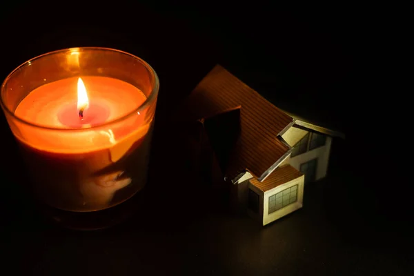 Eine Kerze Und Ein Spielzeughaus Auf Dunklem Hintergrund — Stockfoto