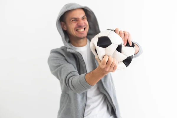 Aufgeregter Fußballer Mit Ball Und Geballter Hand Der Auf Weiß — Stockfoto